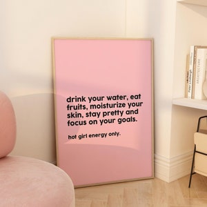 Póster rosa de That Girl, arte de pared de moda de That Girl, impresiones estéticas de It Girl, decoración de habitación femenina, impresión rosa de That Girl, impresión de pared de hábitos de chica sexy