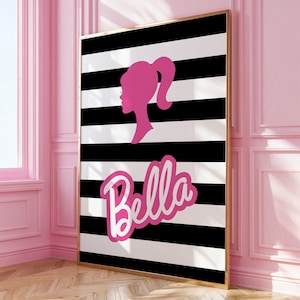 Può includere: Sfondo a strisce bianche e nere con una silhouette rosa di una testa di donna e il nome "Bella" in lettere rosa.