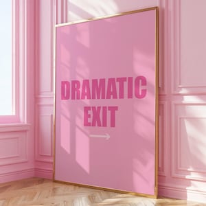 Puede incluir: Un póster enmarcado en rosa con las palabras "Dramatic Exit" en letras rosas y una flecha blanca apuntando hacia la derecha.