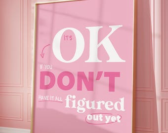 Peut inclure: Affiche motivationnelle rose avec un cadre doré. L'affiche indique "It's OK if you don't have it all figured out yet".