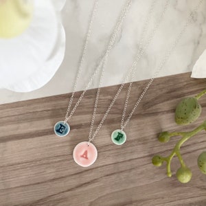 Personalisierte Halskette // Polymer Clay und Sterling Silber // Mini Anhänger mit Keramik-Effekt