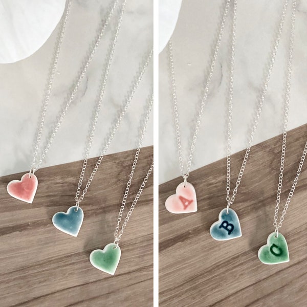 Handgemachte personalisierte Halskette // Polymer Clay und Sterling Silber // Mini Herzanhänger mit Keramikeffekt