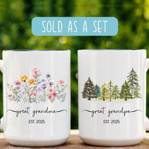Puede incluir: Conjunto de dos tazas de cerámica blanca con asas negras. Una taza presenta un diseño floral y el texto "great grandma EST. 2025". La otra taza presenta una escena de bosque y el texto "great grandpa EST. 2025".