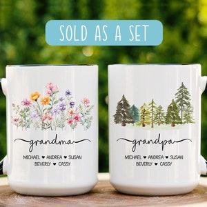 Peut inclure: Ensemble de deux tasses en céramique blanche avec des poignées noires. La tasse de gauche présente un motif floral et le texte "grandma" avec des noms en dessous. La tasse de droite présente une scène de forêt et le texte "grandpa" avec des noms en dessous.