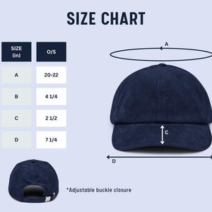 Pu&ograve; includere: Cappellino da baseball in velluto a coste blu navy con tabella delle taglie. La tabella mostra le dimensioni: A (50.8-55.9 cm), B (10.8 cm), C (6.4 cm) e D (18.4 cm). Chiusura con fibbia regolabile.