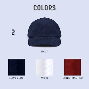 Pu&ograve; includere: Un berretto blu navy con visiera curva &egrave; mostrato su uno sfondo azzurro. Sotto, campioni di colore per filo blu navy, bianco e rosso natalizio.