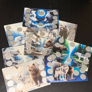 Puede incluir: Un conjunto de ocho tarjetas coloridas con imágenes de lobos y osos. Cada tarjeta tiene una cuadrícula de círculos para colocar monedas. Las tarjetas tienen el texto "Save With Every Dollar" y precios como "$ 1.20" y "$ 1.88".