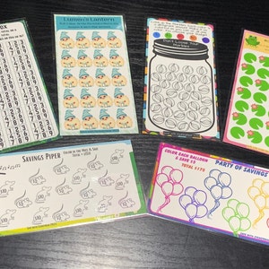 Peut inclure: Cinq cartes d'activités imprimables colorées pour enfants. Les cartes présentent une variété de thèmes, notamment une lanterne de gnome, un pot de billes, une grenouille sur des nénuphars, un joueur de flûte à bec et une fête de ballons. Chaque carte propose une activité différente, comme la coloration, le comptage ou l'appariement.