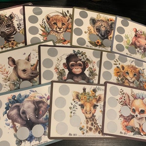SAFARI DE AHORRO Raspa 100 Ahorros Desafío Insertos A5 Juego Efectivo Sobre para Rellenar Fondo de Amortización Carpeta de Presupuesto Laminada Física