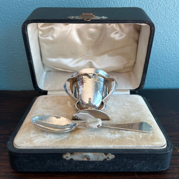 George Nathan & Ridley Hayes 1907 Arts and crafts Sterling silver egg cup with spoon and original box