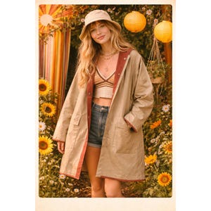 Puede incluir: Un impermeable color beige con ribete y forro color óxido. El abrigo tiene capucha, bolsillos y cierre de botones. La modelo lleva un top de ganchillo, shorts vaqueros y un sombrero de pescador beige. El fondo presenta girasoles y faroles de papel.