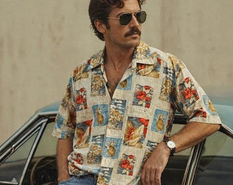 Camisa hawaiana vintage Campia Moda para hombre, talla pequeña, con estampado tropical de piña e hibisco, color crema.