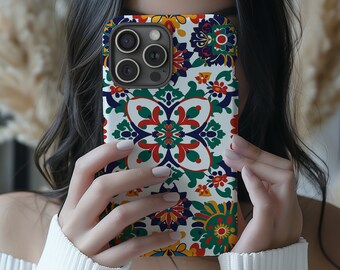 Op de afbeelding: Een witte telefoonhoes met een kleurrijk geometrisch patroon. Het patroon heeft blauwe, groene, rode, gele en oranje kleuren. De hoes heeft een camera-uitsparing en een verhoogde rand rond de randen.