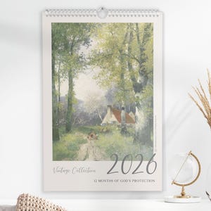 Könnte beinhalten: 2026 Wandkalender mit einem Vintage-Landschaftsgemälde eines Hauses mit rotem Dach inmitten von Bäumen. Der Kalender trägt den Text "Vintage Collection" und "12 Months of God's Protection". Er ist spiralgebunden.