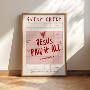 Op de afbeelding: Een ingelijste print met een rood en wit ontwerp dat lijkt op een restaurantbon. De tekst "GUEST CHECK" staat bovenaan, met "JESUS PAID IT ALL" prominent in het midden. Extra tekst is "DOOR OPENS 24/7, COME ANY TIME!"