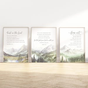 Peut inclure: Trois impressions d'art encadrées avec des paysages de montagnes à l'aquarelle. Chaque impression présente un texte inspirant en écriture élégante. La palette de couleurs comprend des verts doux, des bleus et des tons terre, créant une esthétique sereine et apaisante.