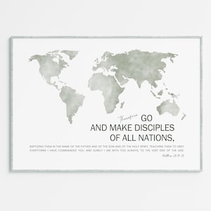 Könnte beinhalten: Gerahmter Druck mit einer Weltkarte in Grüntönen. Der Text lautet: „Darum geht zu allen Völkern und macht sie zu Jüngern.“ Der Druck enthält auch einen Vers aus Matthäus 28,19-20.