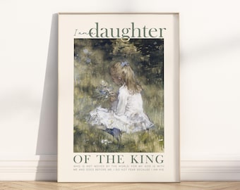 Könnte beinhalten: Gerahmter Kunstdruck mit einer Aquarellmalerei eines jungen Mädchens in einem weißen Kleid, das Blumen hält. Der Text lautet "Ich bin Tochter des Königs" mit einem zugehörigen Zitat darunter. Das Kunstwerk hat eine Vintage-Ästhetik.