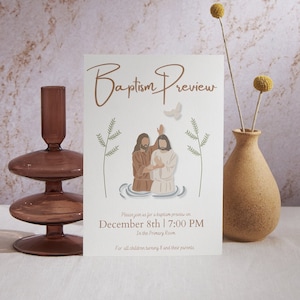 Peut inclure: Une invitation à un aperçu du baptême avec une illustration simple d'une cérémonie de baptême. L'invitation est imprimée sur du papier cartonné blanc avec du texte brun et une illustration de colombe. Le texte indique "Baptism Preview", "Please join us for a baptism preview on December 8th | 7:00 PM In the Primary Room", et "For all children turning 8 and their parents".