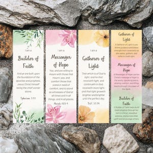 Puede incluir: Cuatro marcapáginas rectangulares con diseños florales y texto inspirador. Los marcapáginas están etiquetados como "Builder of Faith", "Messenger of Hope" y "Gatherer of Light". El texto incluye versículos bíblicos y descripciones.