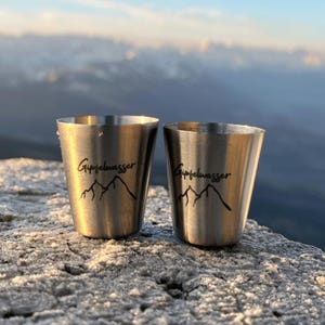 Gipfelgaudi Gipfelwasser Stamperl inkl. Etui I 4 Stamperl im Lederetui mit Karabiner I Federleichte Stamperl aus rostfreiem Edelstahl