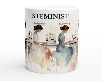 Puede incluir: Taza de cerámica blanca con una ilustración de acuarela de cuatro mujeres trabajando en un laboratorio. La taza tiene el texto "STEMINIST" en la parte superior y las palabras "Tecnología" e "Ingeniería" debajo de las mujeres.
