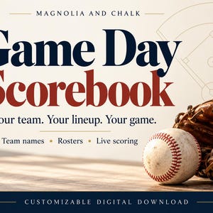 Może przedstawiać: Grafika do pobrania cyfrowego zatytułowana Game Day Scorebook od Magnolia and Chalk. Tekst brzmi Your team. Your lineup. Your game. Team names, Rosters, Live scoring. Zużyta biała piłka baseballowa z czerwonymi szwami obok brązowej skórzanej rękawicy.