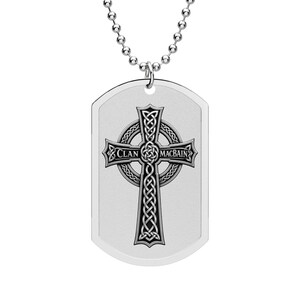Pode incluir: Um pingente de metal prateado em forma de placa de identificação pendurado em uma corrente de bolinhas correspondente. O pingente apresenta um design de cruz celta gravado em preto com nós intrincados e o texto CLAN MACBAIN na barra horizontal.