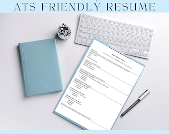 Puede incluir: Una plantilla de currículum vitae azul claro con el texto "CUSTOMIZABLE | EDITABLE ATS FRIENDLY RESUME" y "INSTANT EDITABLE DOWNLOAD". También se ven un teclado, un bolígrafo y un cuaderno. El currículum tiene secciones para educación, habilidades y experiencia.