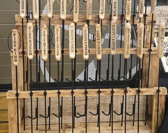 Atizador de fogata artesanal – Mango de madera grabado, herramienta personalizada para fogata, acero resistente