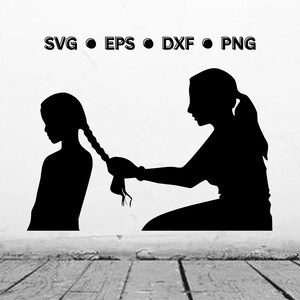 以下が含まれることがあります： 女性が女の子の髪を編んでいる、白黒のシルエットです。