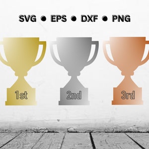 Puede incluir: Tres copas de trofeo doradas, plateadas y de bronce con las palabras "1er", "2º" y "3er" en la base.