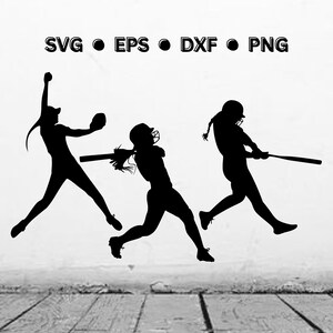 Op de afbeelding: Silhouetten van drie softbalspelers in actie. Een speler gooit, een andere slaat en de derde rent de honken.