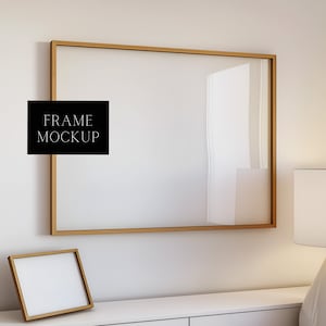 Puede incluir: Una maqueta de marco dorado con fondo blanco. El marco está colgado en una pared blanca. El texto "FRAME MOCKUP" está en texto negro sobre un rectángulo negro.