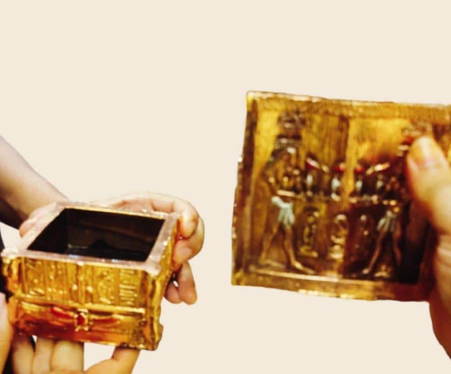 豪華なアンティーク古代エジプト王室の椅子、黄金のファラオの玉座の