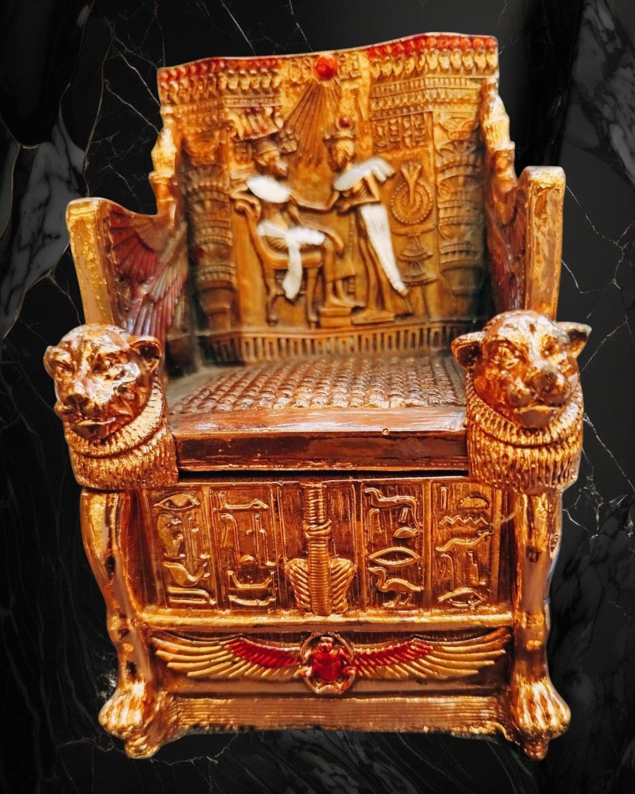 豪華なアンティーク古代エジプト王室の椅子、黄金のファラオの玉座の