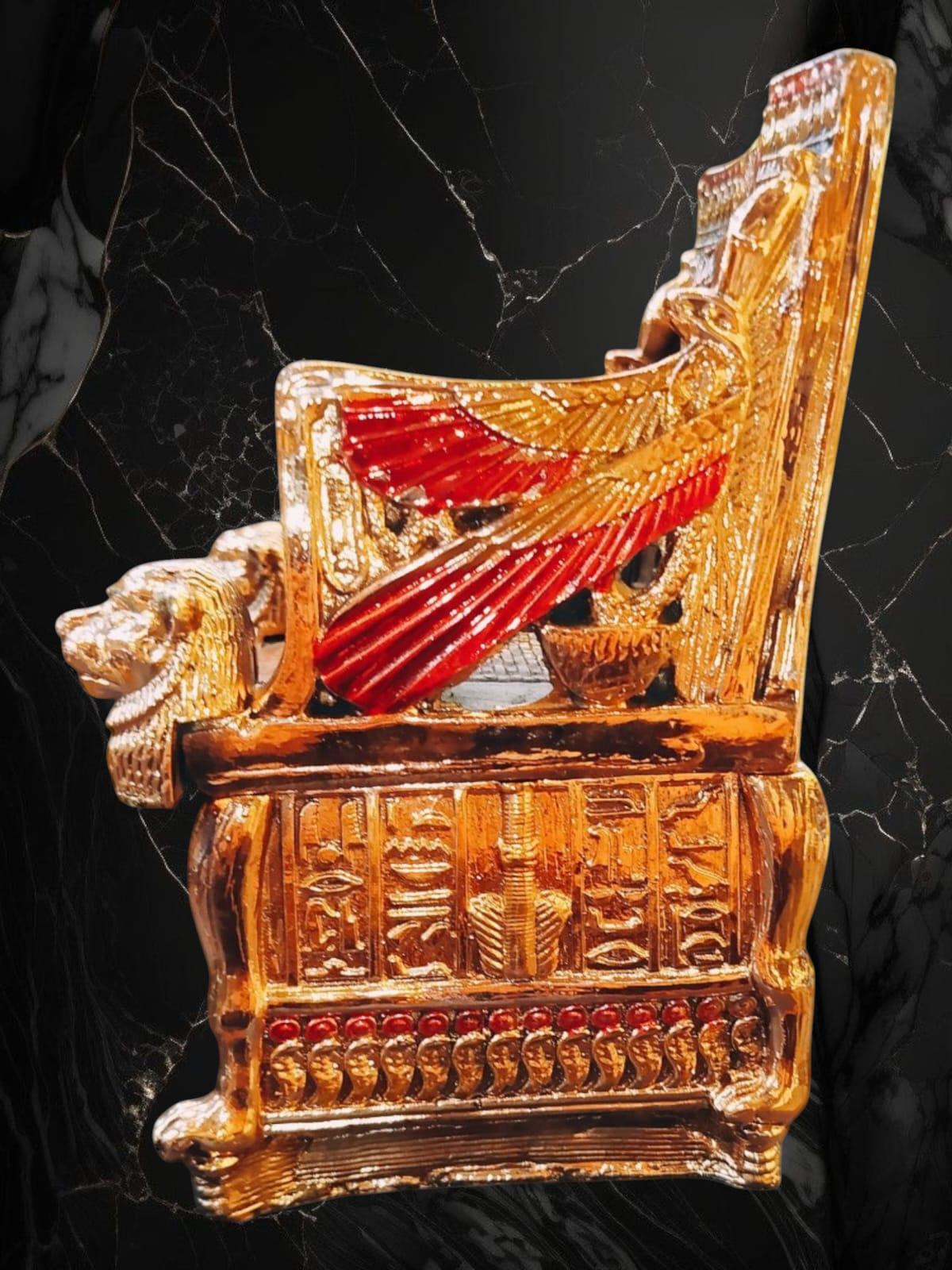 豪華なアンティーク古代エジプト王室の椅子、黄金のファラオの玉座の