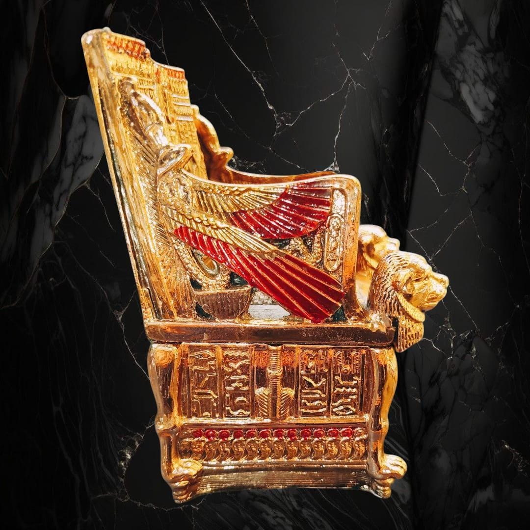豪華なアンティーク古代エジプト王室の椅子、黄金のファラオの玉座の