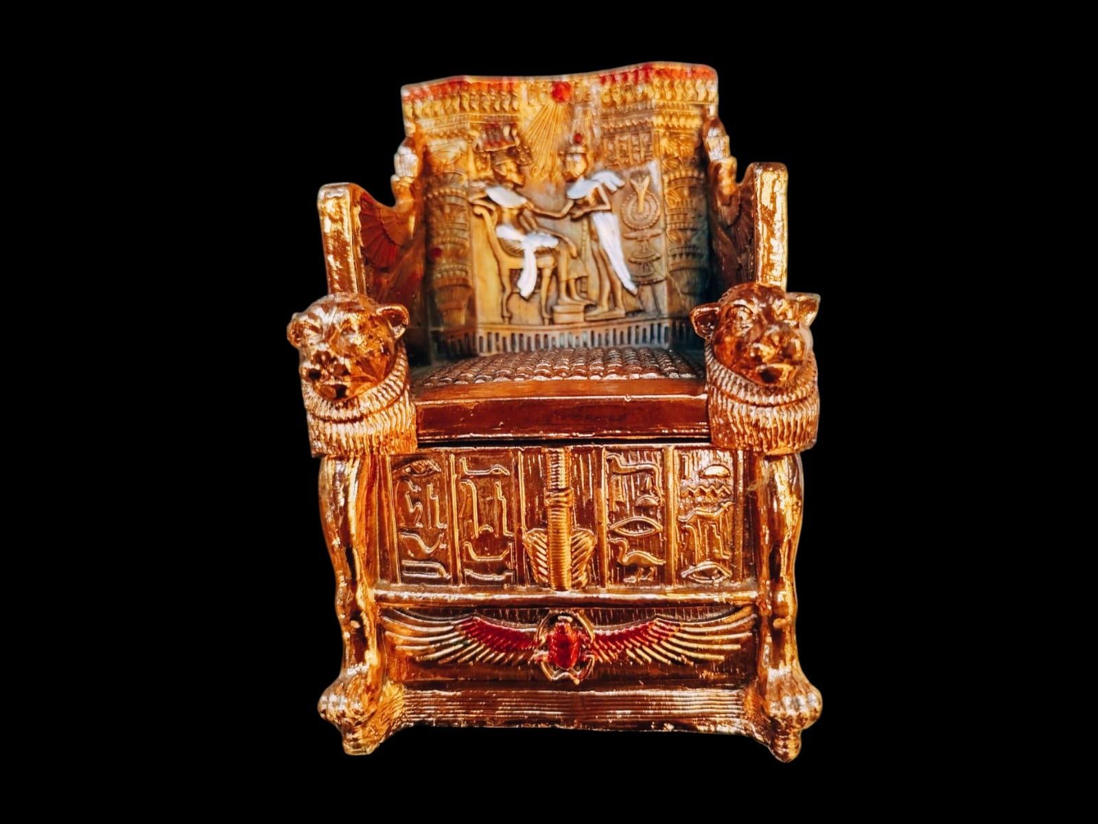 豪華なアンティーク古代エジプト王室の椅子、黄金のファラオの玉座の