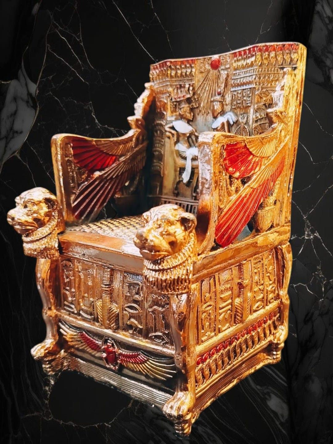 豪華なアンティーク古代エジプト王室の椅子、黄金のファラオの玉座の