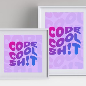 Könnte beinhalten: Zwei gerahmte Drucke mit einem lila und rosa Farbverlaufshintergrund. Der Text "CODE COOL SH!T" ist in einer fetten, bunten Schrift geschrieben.