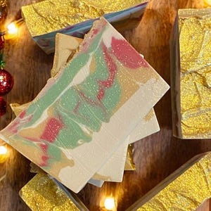 Vintage Christmas Memories Soap, Handmade Vegan Soap, Clove Cranberry Ginger Pine Scent with Gold Top, Christmas Nostalgia Gift Ideas 5 oz