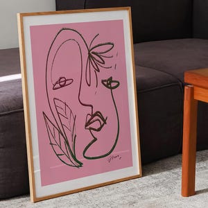Impression d'art / Une fleur sur la tête / Une illustration minimaliste dans des tons de rose et de bordeaux avec des éléments floraux et foliaires – dessin, poster