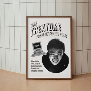 Könnte beinhalten: Schwarzweißes Poster mit dem Text "THE CREATURE FROM MY CODING CLASS" und einem Cartoon-Bild eines Mannes mit einem Computerbildschirm, auf dem "HELP" steht. Der Text unter dem Bild lautet "A Mansplaining Terror, Taking The Earliest Opportunity To Explain Basic Concepts Of Exsistance."