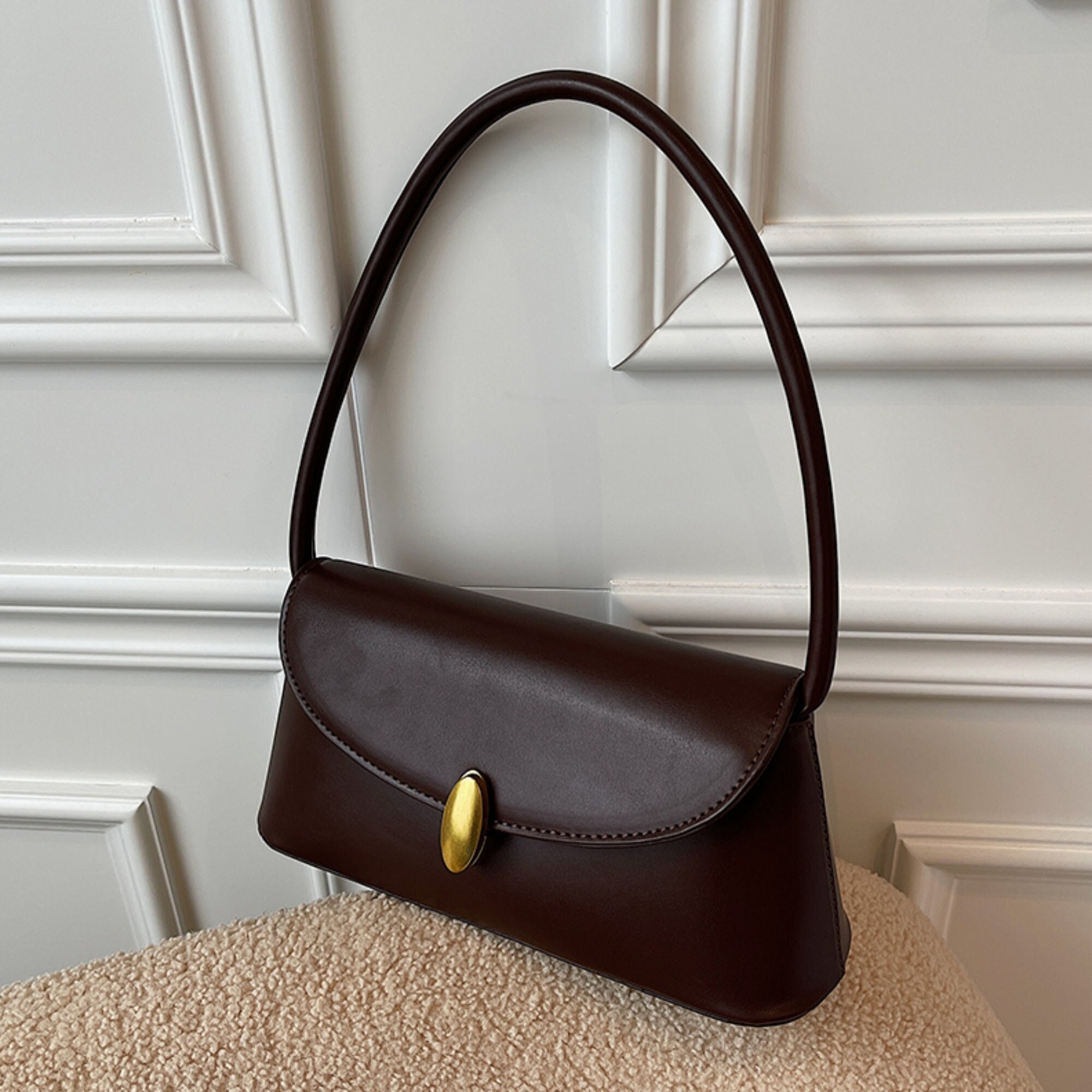 Jayda Shoulder Bag has a sleek, minimal silhouette that calls to mind