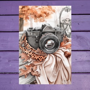 Peut inclure: Illustration d'un appareil photo vintage avec une sangle léopard, posé sur un banc avec des feuilles d'automne et une écharpe. L'arrière-plan montre un arbre aux feuilles orangées, évoquant l'automne.
