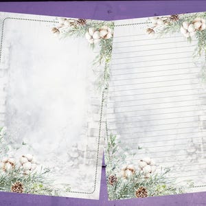 Könnte beinhalten: Zweiseitiges Briefpapier-Set mit Winterthema. Die Seiten haben einen hellgrauen Hintergrund mit einem Ziegelmuster und sind mit Kiefernzweigen, Baumwollkugeln und Tannenzapfen verziert. Eine Seite ist liniert, die andere ist leer.