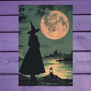 Könnte beinhalten: Digitaldruck mit einer Silhouette einer Hexe in einem langen schwarzen Kleid und Hut, die einen großen Vollmond betrachtet. Eine Laterne steht an einem felsigen Ufer, mit einer Burg und Bäumen im Hintergrund. Die Farbpalette ist dunkelgrün, schwarz und orange.