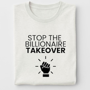 Peut inclure: T-shirt plié de couleur claire avec le texte noir "STOP THE BILLIONAIRE TAKEOVER" au-dessus d'un poing noir avec des lignes rayonnantes.