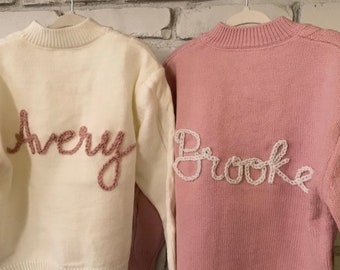 Hand bestickt Baby und Kleinkind Pullover|Individueller Name|Kabel Strickjacke|Baby Shower Geschenk|Babys Name|Personalisiert|Baby Name|Kleinkind Name